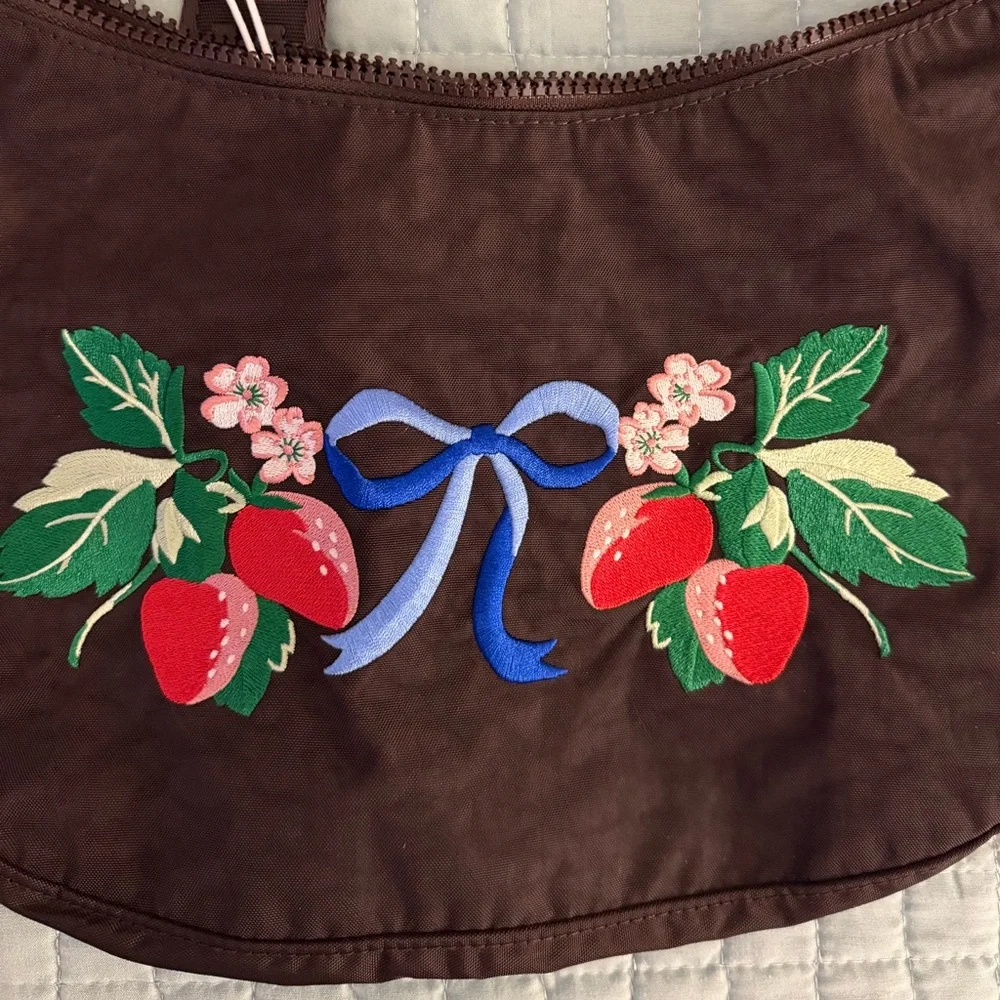 BAGGU Medium Nylon Crescent Embroidered Strawberry - Picture 2 of 6